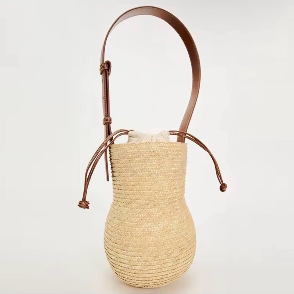 Zara woven bucket bag in brown and cream.
New, No tags - Picture 9 of 9